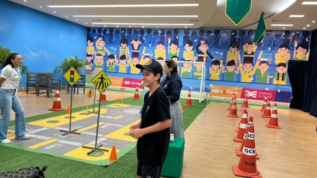 Ação educativa promovida pela Prefeitura de Sinop e Shopping reforça a importância da segurança no trânsito