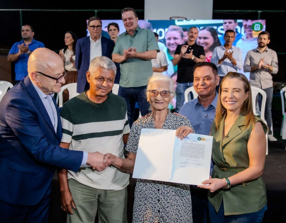 Mais de 300 famílias recebem escrituras definitivas em Várzea Grande