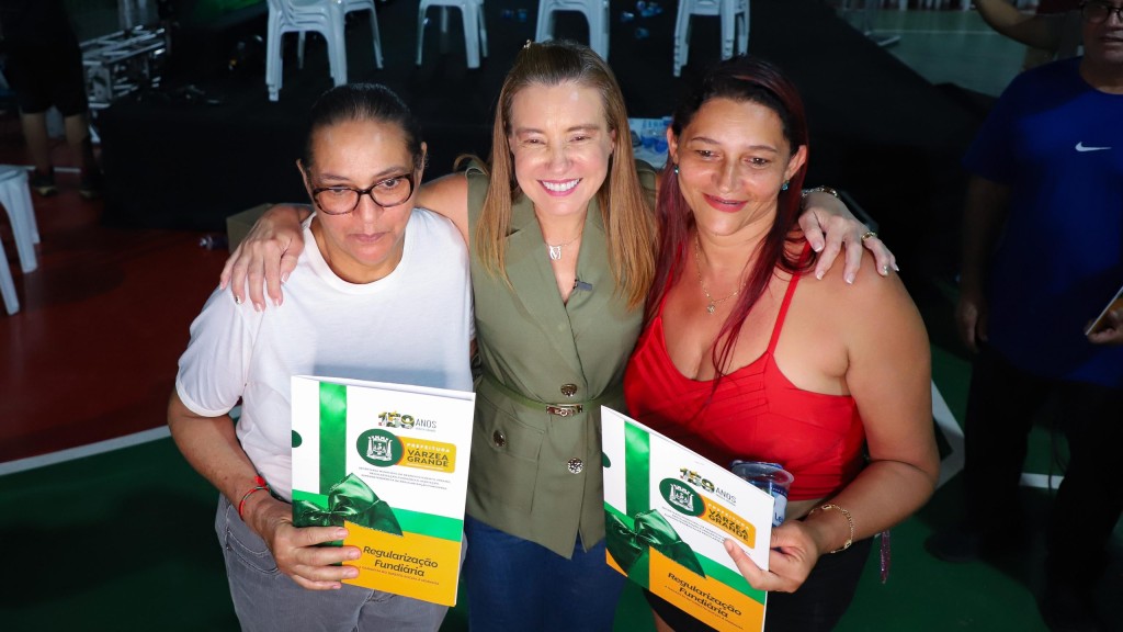 Após décadas de espera, moradores do Jardim Manaíra recebem títulos definitivos e realizam sonho da casa regularizada