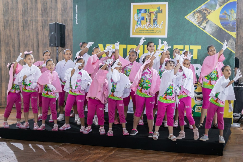 Siminina encanta público com coral em Libras na FIT Pantanal 2026