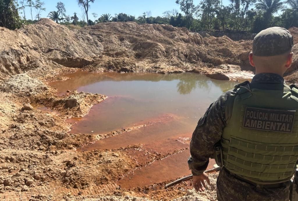 Batalhão Ambiental fecha área de desmatamento e garimpo ilegal em Novo Mundo