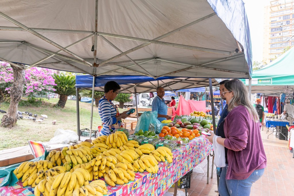 Feira da Agricultura Familiar reúne produtores de seis municípios e fortalece a venda direta na Praça Alencastro