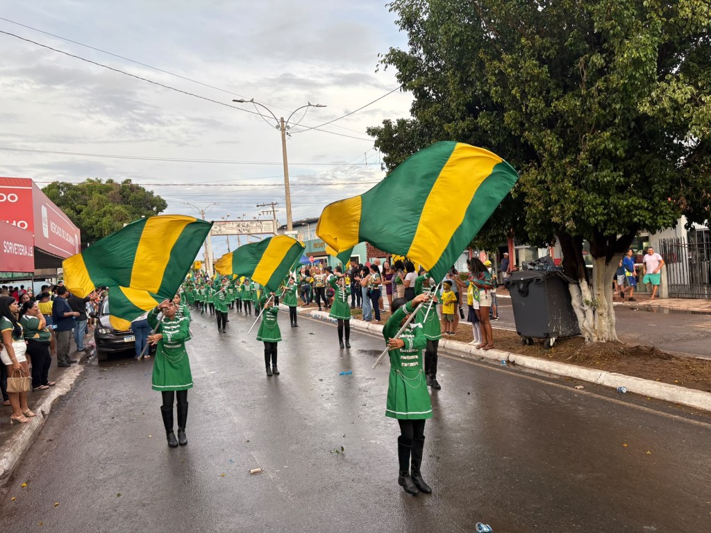 Fanfarra da Emeb Ana Teresa representa Cuiabá em desfile dos 126 anos de Santo Antônio do Leverger