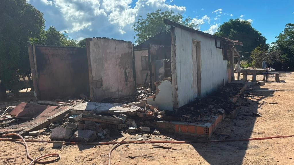 Força Tática prende homem após tentar matar companheira com facão e incendiar casa