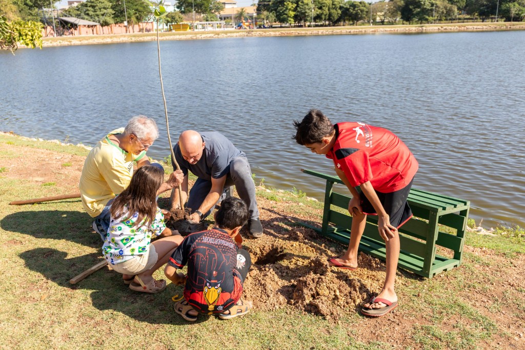 Prefeito e voluntários plantam mudas em nova etapa do projeto "Tia Nair Mais Verde"