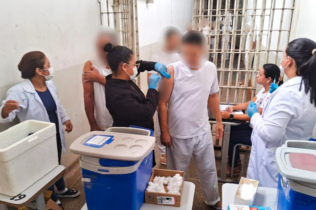 Mais de 1,3 mil reeducandos são vacinados contra a gripe em penitenciária de Várzea Grande