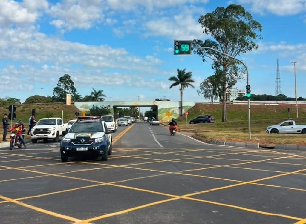 Semáforo entra em funcionamento na Alexandre Ferronato e reforça segurança viária no acesso ao shopping