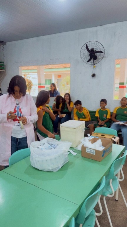 UBS do Água Limpa atualiza carteiras de vacinação e aplica 450 doses em estudantes da EMEB Emanuel Benedito de Arruda