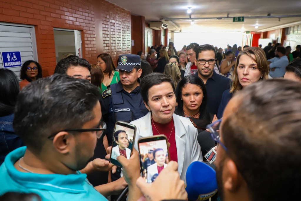 Secretária apresenta disposição para diálogo e esclarecimentos durante sessão na Câmara