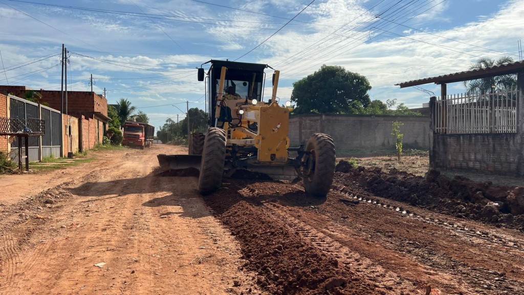 Prefeitura inicia mutirão noturno de cascalhamento na região do Pedra 90 às 17h
