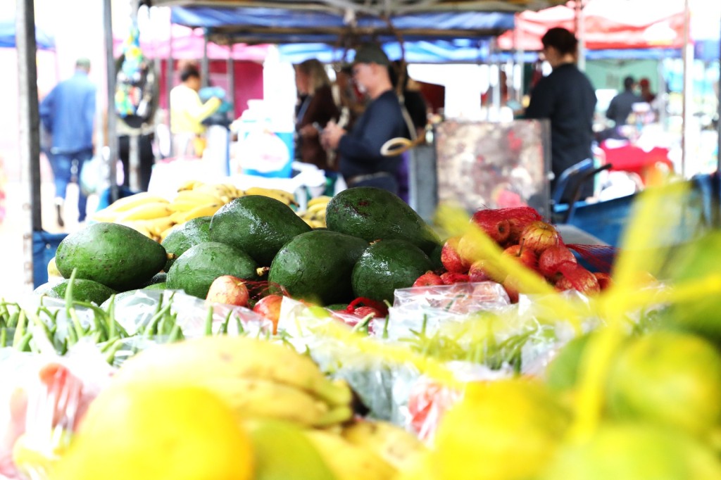 Feira da Agricultura Familiar mantém movimento e fortalece renda de produtores mesmo com frio em Cuiabá