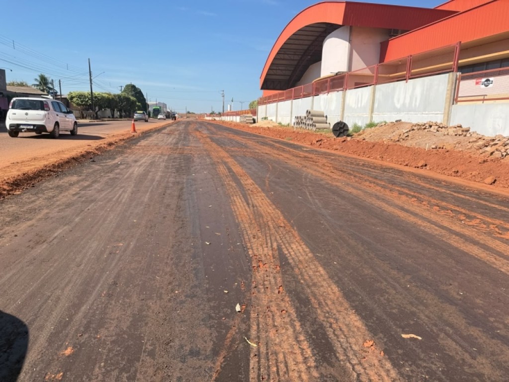 Obra de duplicação da Rua Alberto Baranjak avança para fase final de preparação para asfaltamento em Sinop