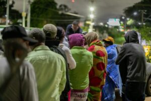 Prefeitura entrega alimentação e cobertores para pessoas em situação de rua na região do Porto