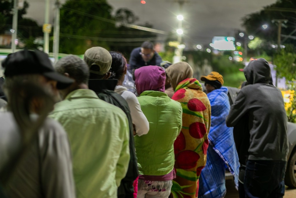 Prefeitura entrega alimentação e cobertores para pessoas em situação de rua na região do Porto