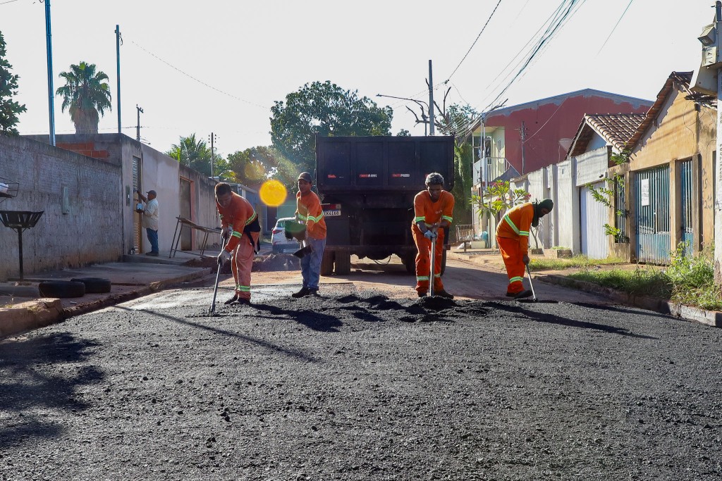 Bairro Joaquim Curvo recebe manutenção asfáltica e operação tapa-buracos