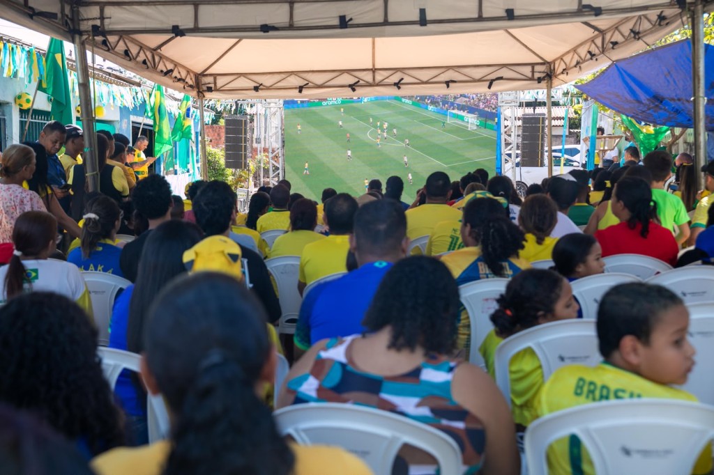 Prefeitura leva telão em ruas de Cuiabá e reúne moradores para acompanhar jogo do Brasil
