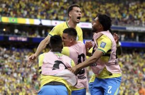 Brasil busca virada heroína e carimba vaga nas oitavas da Copa