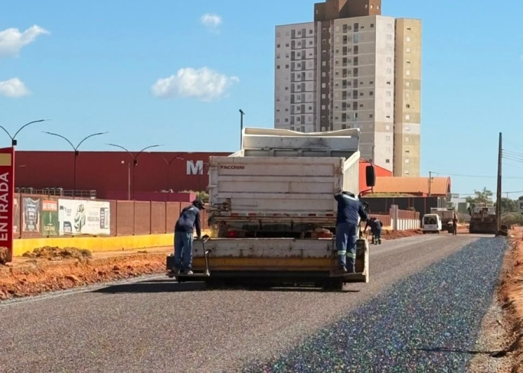 Rua Alberto Baranjak recebe camada asfáltica e marca avanço do pacote de obras dos 13 pontos em Sinop