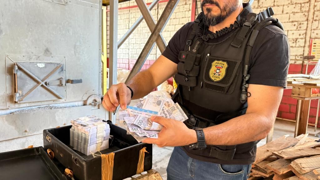 Polícia Civil incinera mala com R$ 10 milhões em notas falsas em Cuiabá