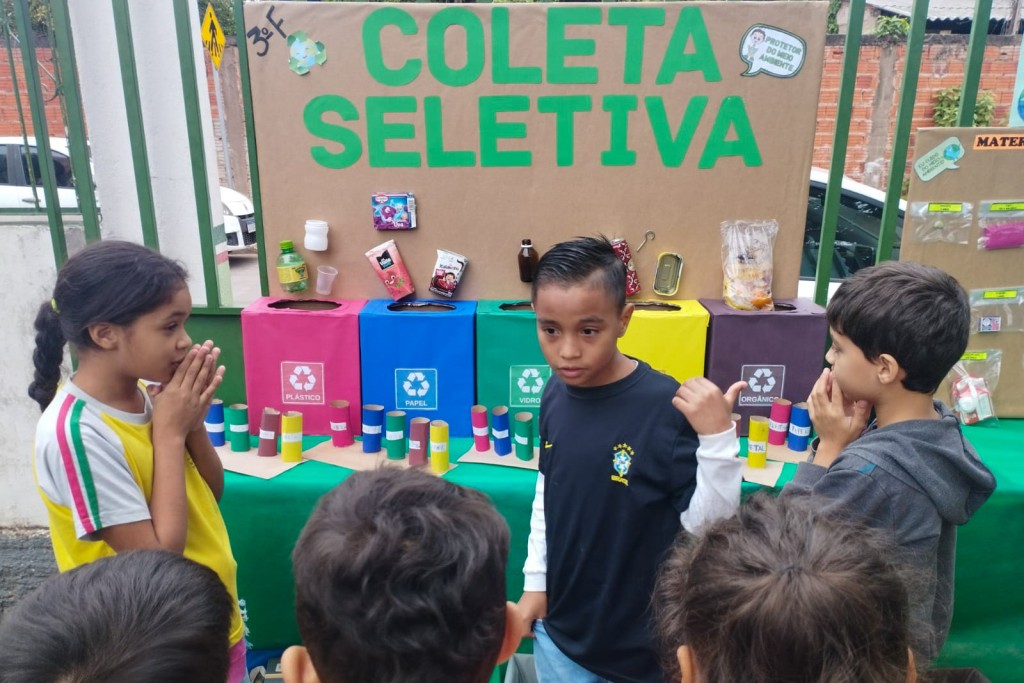 Escola encerra semestre com realização de feira cultural
