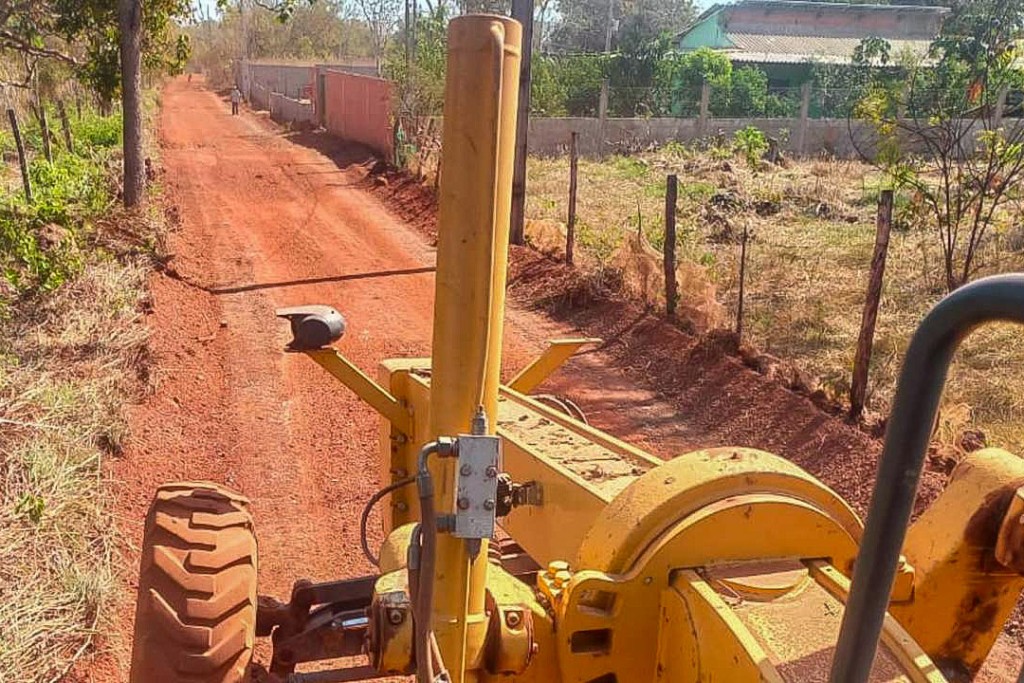 Jardim Glória e Cristo Rei recebem tapa-buracos; três bairros passam por patrolamento nesta segunda-feira (06)