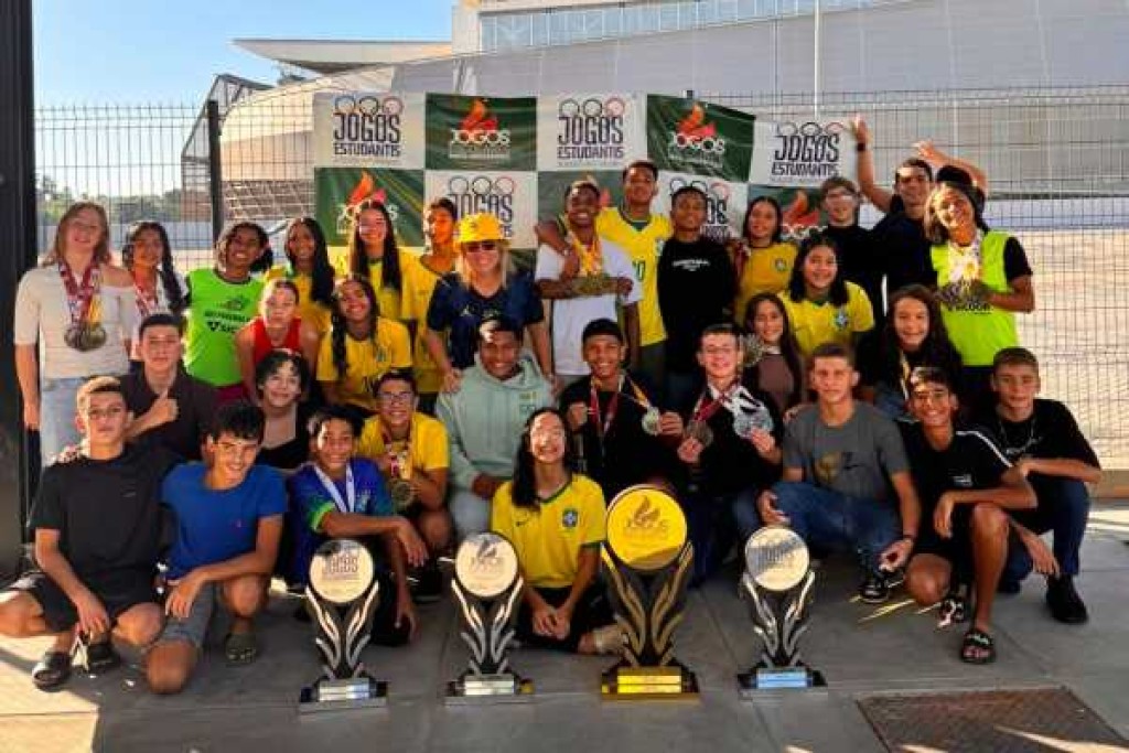 Equipe "Nós Podemos Nadar" conquista 50 medalhas e garante vagas para etapa nacional dos Jogos Escolares
