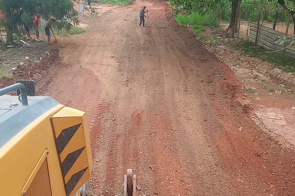 Prefeitura intensifica patrolamento e recupera ruas do bairro São Simão