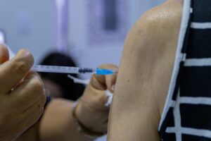 Casos de influenza aumentam 74% em Cuiabá; vacinação segue disponível em 72 USFs