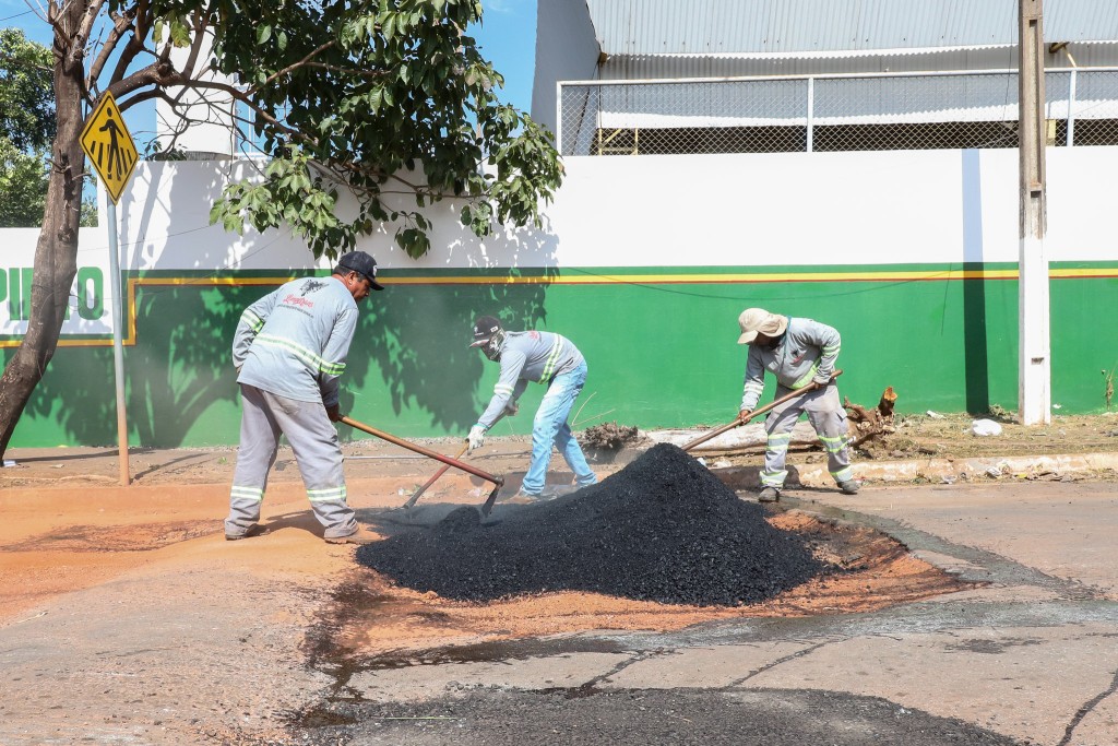 Prefeitura intensifica operação tapa-buracos e patrolamento em bairros de Várzea Grande nesta quinta-feira (09)