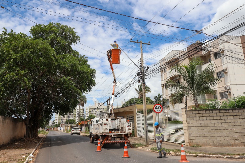 Iluminação pública avança em Várzea Grande com quase 8 mil manutenções realizadas em seis meses