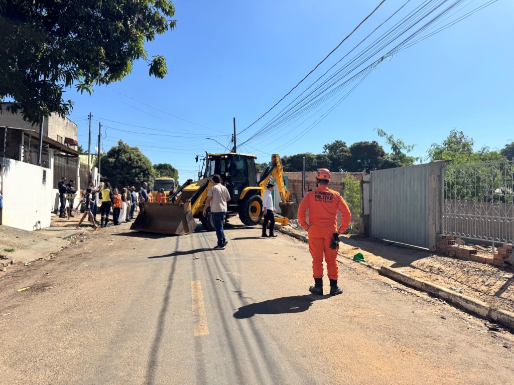 Força-tarefa da Prefeitura intensifica combate a incêndio no bairro São José e atua para eliminar focos remanescentes em Primavera do Leste