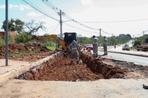 Prefeitura de Várzea Grande inicia manutenção emergencial na Avenida Leôncio Lopes para garantir segurança viária