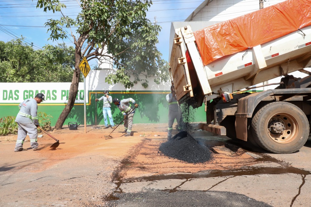 Jardim Maringá recebe tapa-buracos; Ouro Verde, Sadia III e Bonsucesso recebem patrolamento