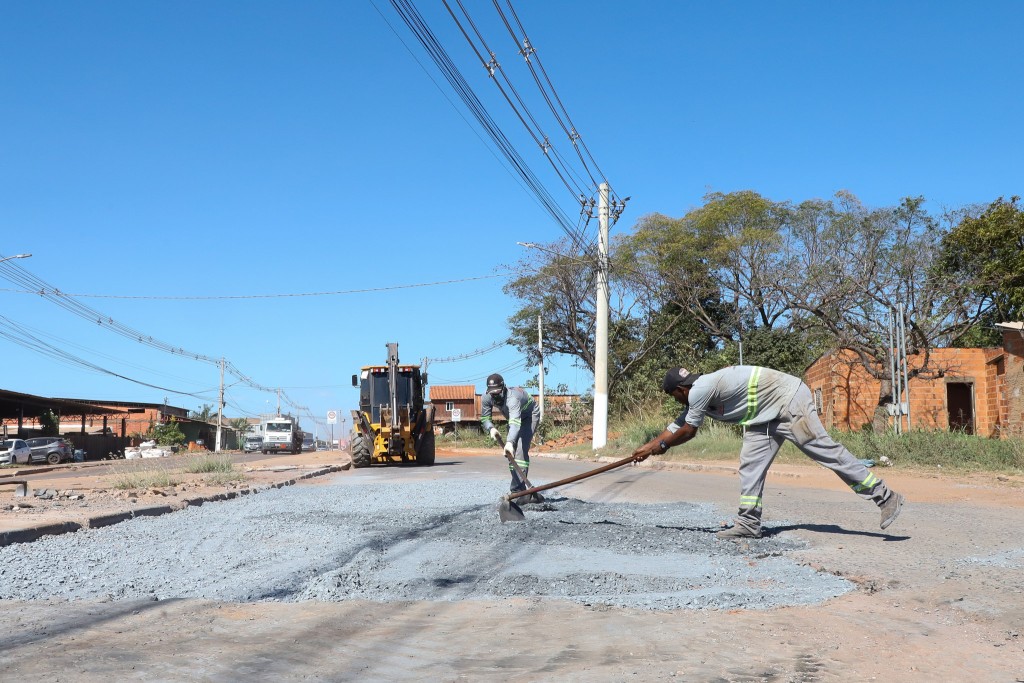 Prefeitura mantém manutenção emergencial na Avenida Leôncio Lopes para garantir segurança e trafegabilidade