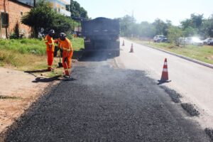 Seis regiões de Várzea Grande recebem serviços de manutenção viária nesta quarta-feira (22)