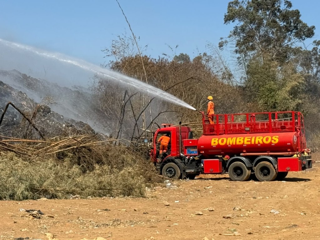 Primavera do Leste reforça combate a novos focos de incêndio no antigo aterro sanitário