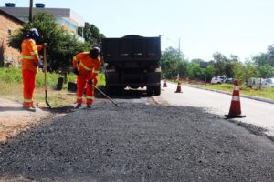 Avenida Tricolor recebe recuperação asfáltica e manutenção da drenagem para reforçar a segurança viária
