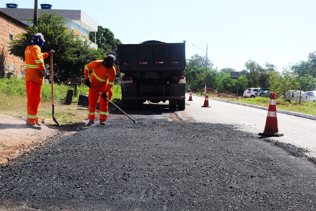 Avenida Tricolor recebe recuperação asfáltica e manutenção da drenagem para reforçar a segurança viária