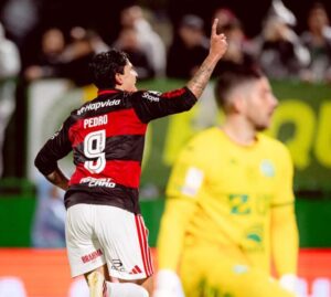 Flamengo goleia Chapecoense na Arena Condá e mantém perseguição ao líder Palmeiras