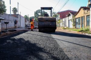 Bairros e avenidas de Várzea Grande recebem serviços de tapa-buracos, patrolamento e manutenção de drenagem