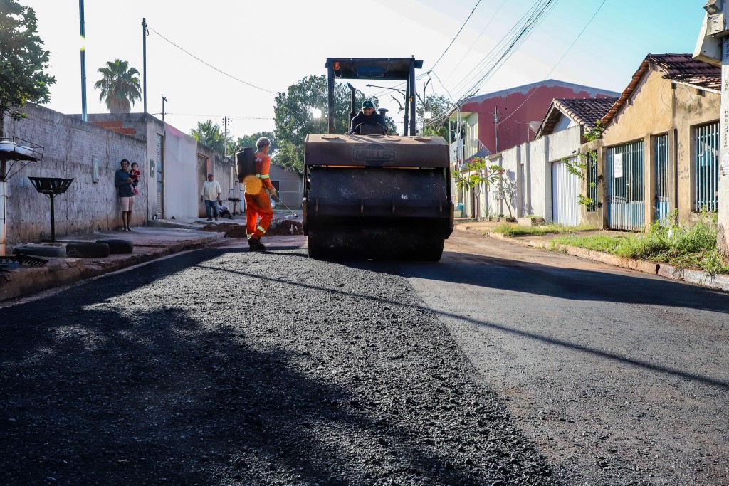 Bairros e avenidas de Várzea Grande recebem serviços de tapa-buracos, patrolamento e manutenção de drenagem
