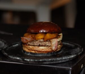 Burger Fest MT chega a Sinop com entrada gratuita, shows e hambúrgueres a partir de R$ 25