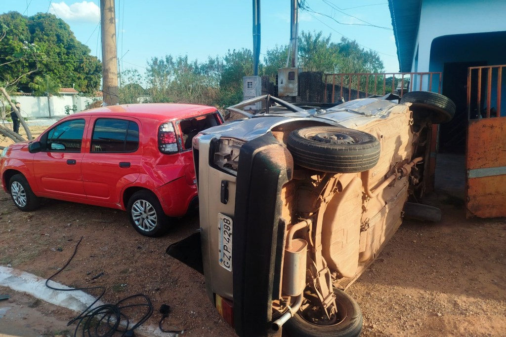 Motociclista fica ferido em acidente envolvendo dois carros no bairro Planalto Ipiranga