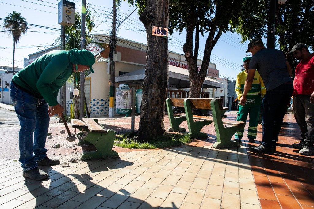Limpurb inicia revitalização dos bancos e reforça manutenção do Largo da Mandioca