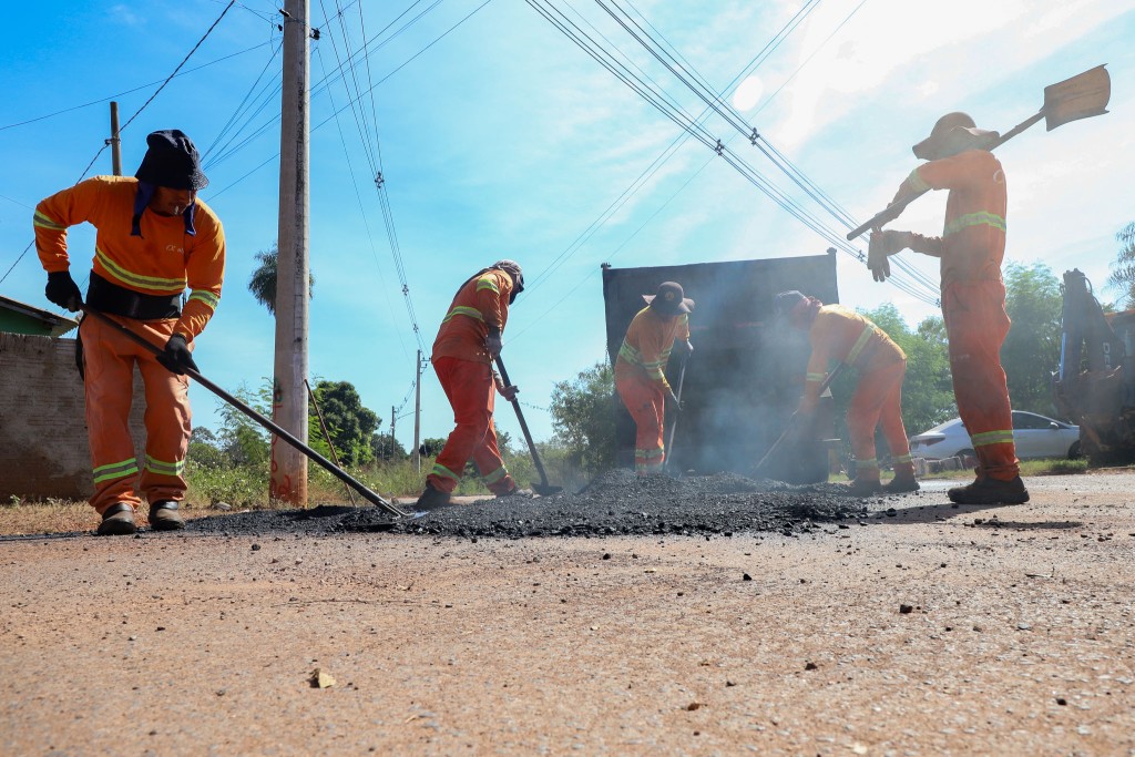 Várzea Grande intensifica manutenção viária com tapa-buracos, patrolamento e serviços de drenagem nesta sexta-feira (07)