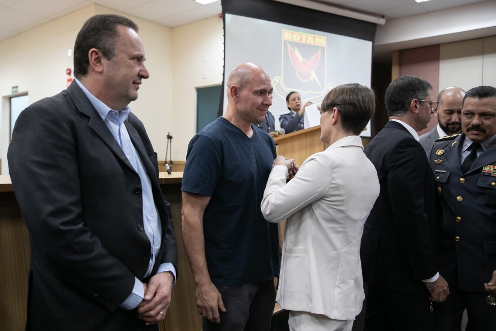 Prefeito Abilio Brunini recebe Medalha Mérito Tático da Rotam