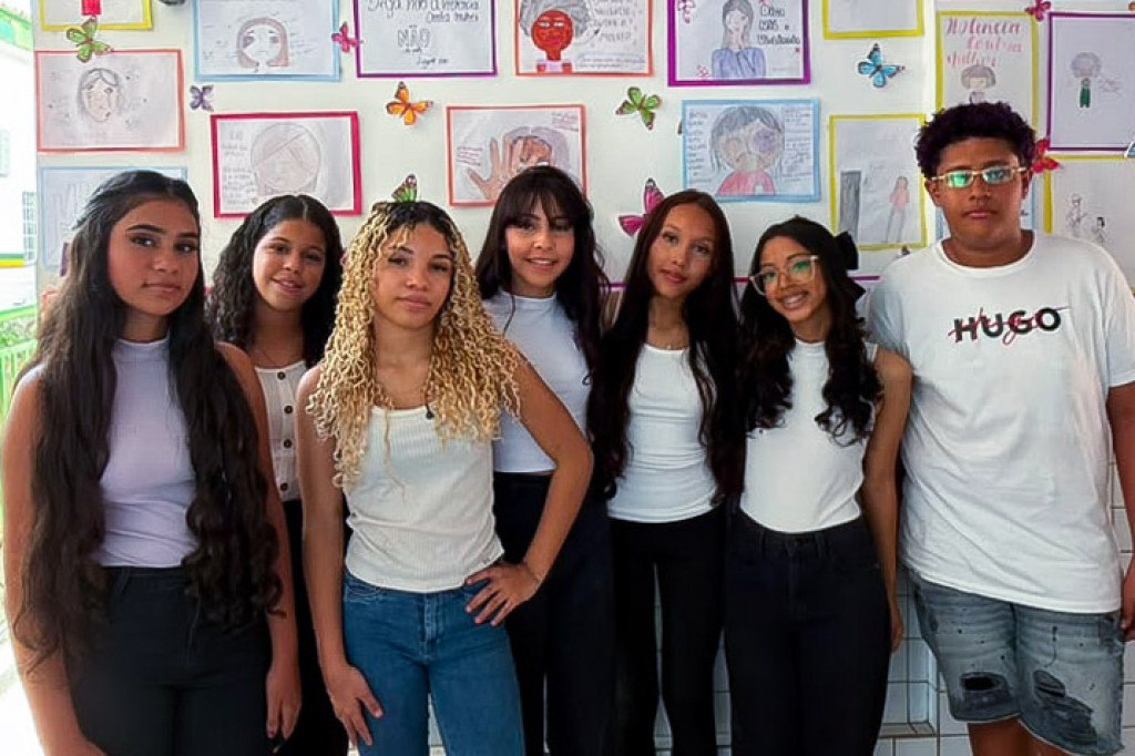 Alunos da EMEB Paulo Freire se unem para fortalecer a campanha Agosto Lilás e combater a violência contra a mulher