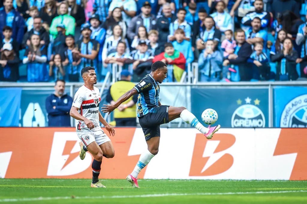 São Paulo perde de virada para o Grêmio e chega ao oitavo jogo sem vencer no Brasileirão