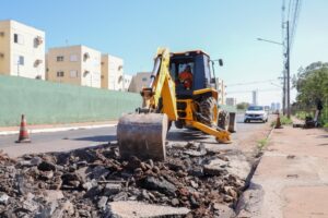 Prefeitura reforça manutenção viária em bairros de Várzea Grande nesta segunda-feira (10)