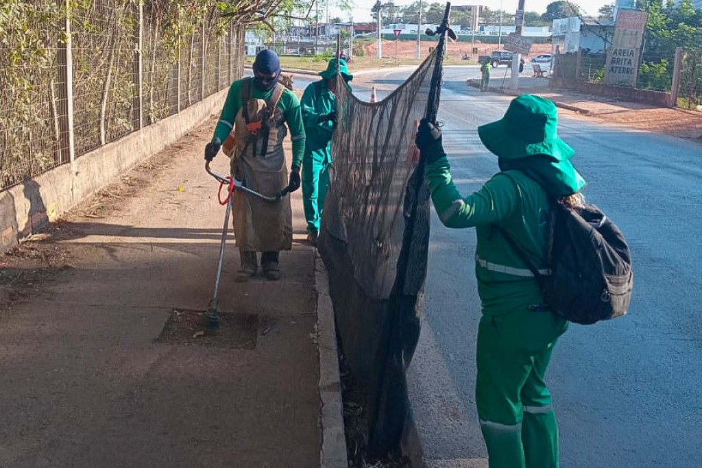Avenidas e bairros de Várzea Grande recebem serviços de limpeza e zeladoria